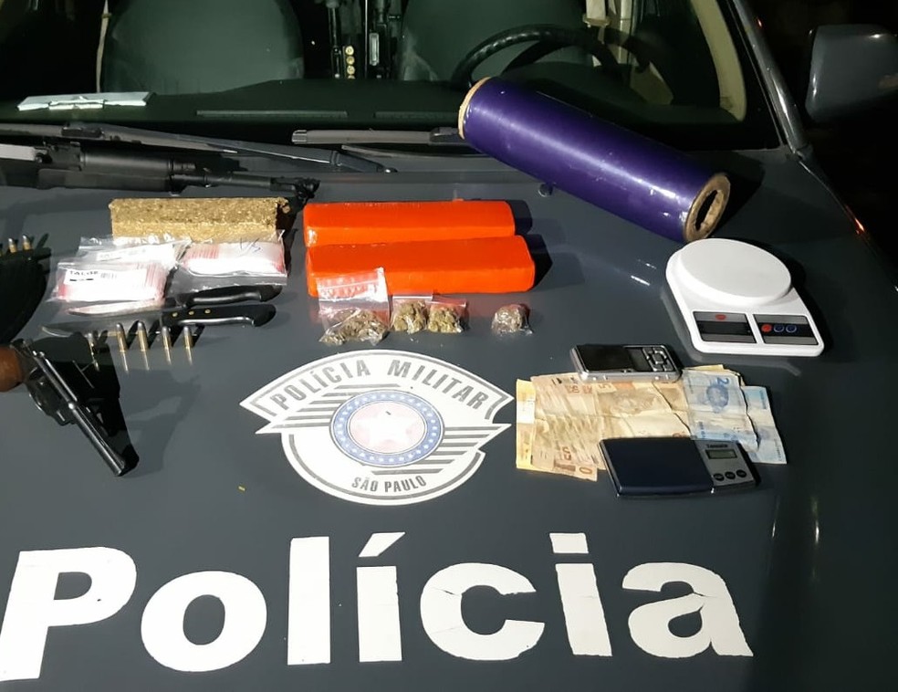 Homem &eacute; preso por armazenar drogas em loja de som automotivo em Taubat&eacute; &mdash; Foto: Divulga&ccedil;&atilde;o / BAEP