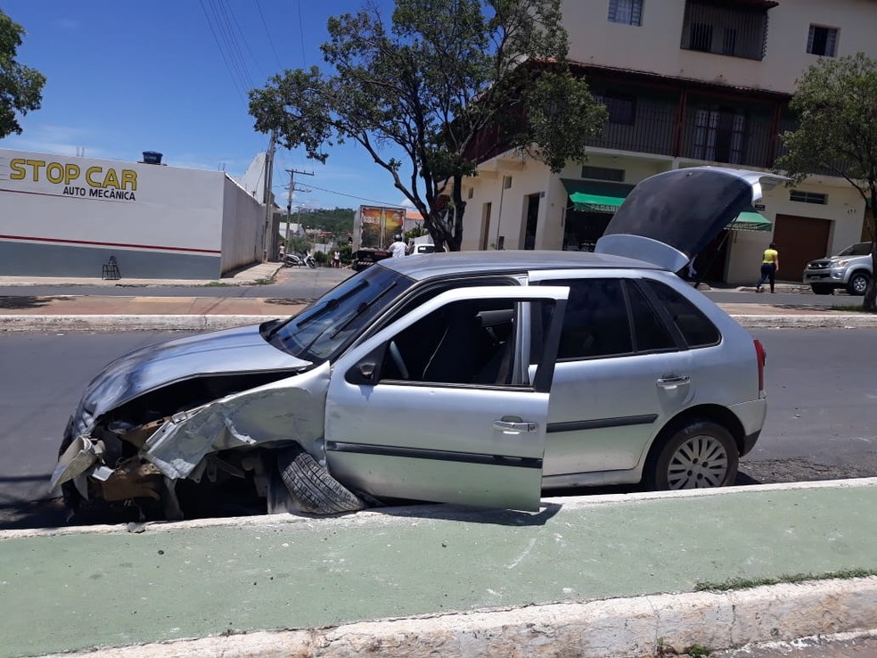 Motorista fugiu de blitz e carro só parou depois que bateu no meio-feio — Foto: Polícia Militar/Divulgação