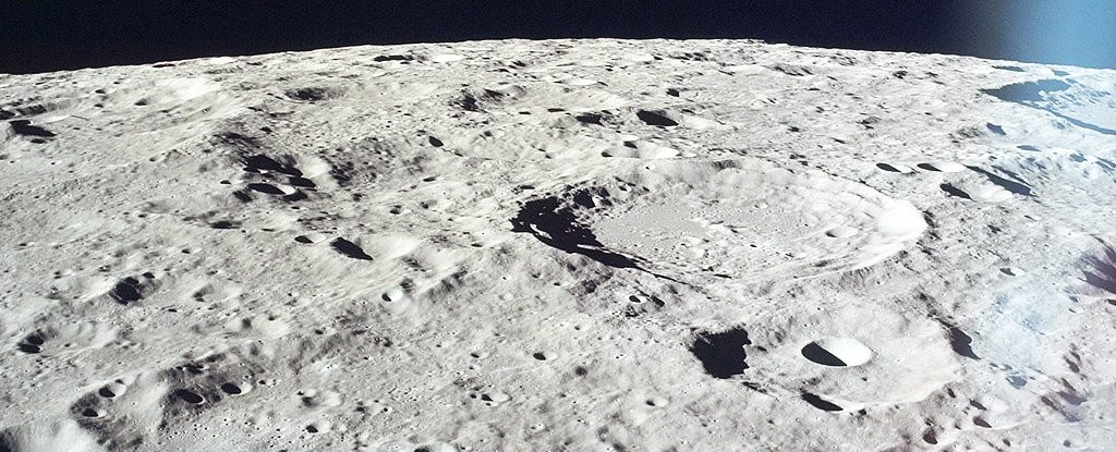 Água fica concentrada no manto da Lua (Foto: Arquivo do Projeto Apollo / Domínio Público)