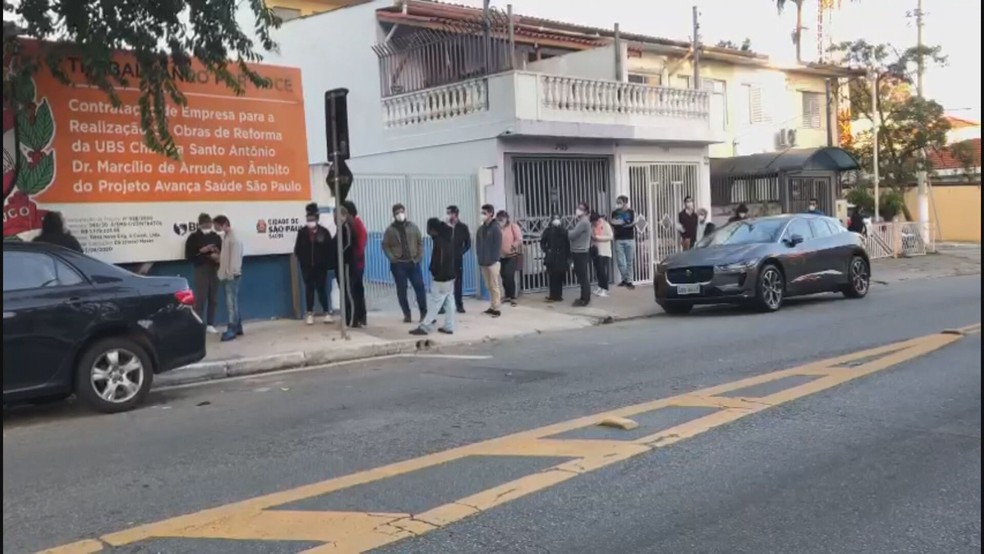 Fila para inscrição na 'xepa' da vacina na UBS Chácara Santo Antônio, Zona Sul da capital — Foto: Reprodução/ TV Globo