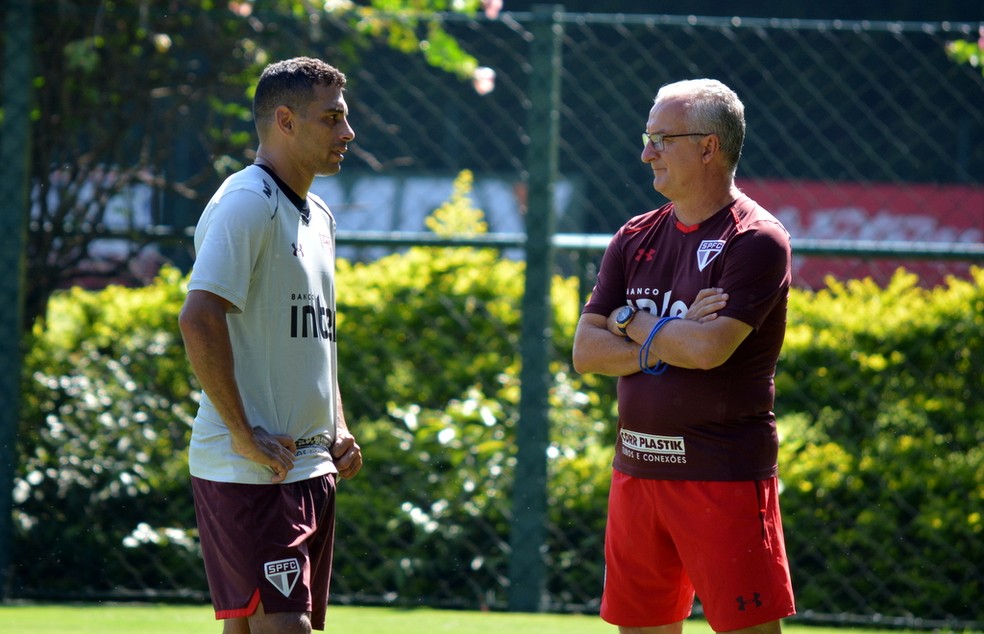 Diego Souza e Dorival conversam em treino do São Paulo (Foto:  Érico Leonan / saopaulofc.net)