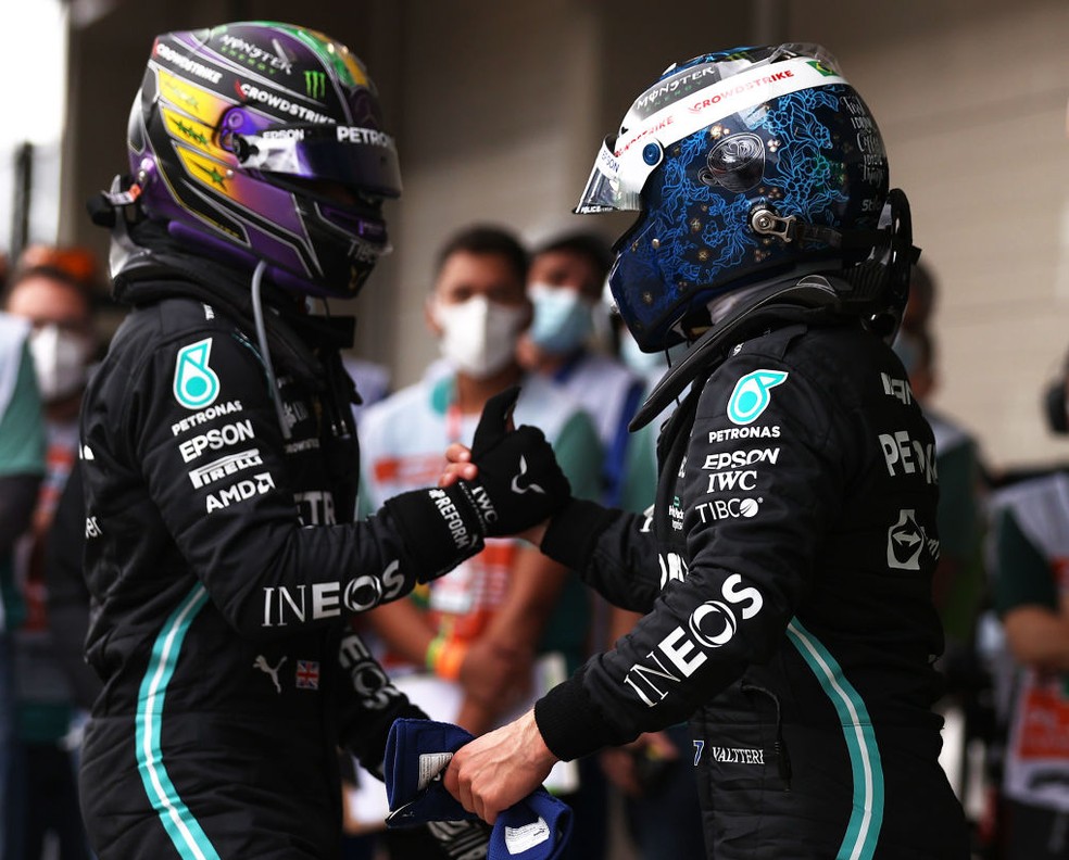 Lewis Hamilton e Valtteri Bottas comemoram vitória do finlandês na corrida classificatória do GP de São Paulo da F1 — Foto:  Lars Baron/Getty Images
