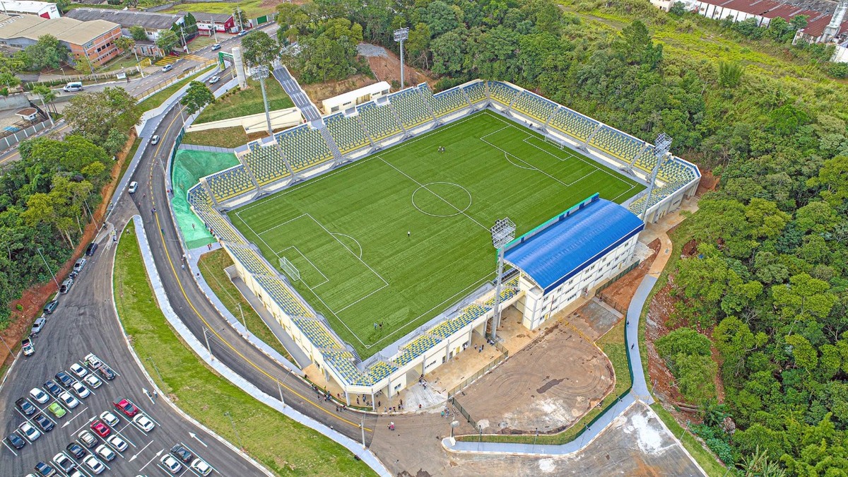 Santana de Parnaíba inaugura estádio; time de Edmilson mandará seus