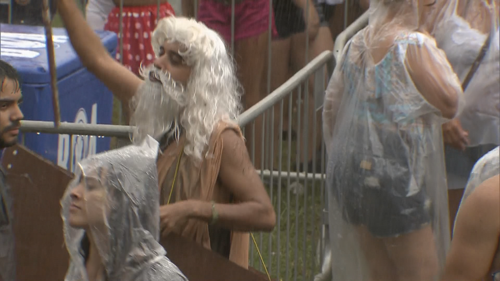 Folião curtindo carnaval na chuva (Foto: TV Globo/Reprodução)