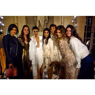 As irmãs Kardashian e sua mãe Kris Jenner posam com Lana Del Ray. 