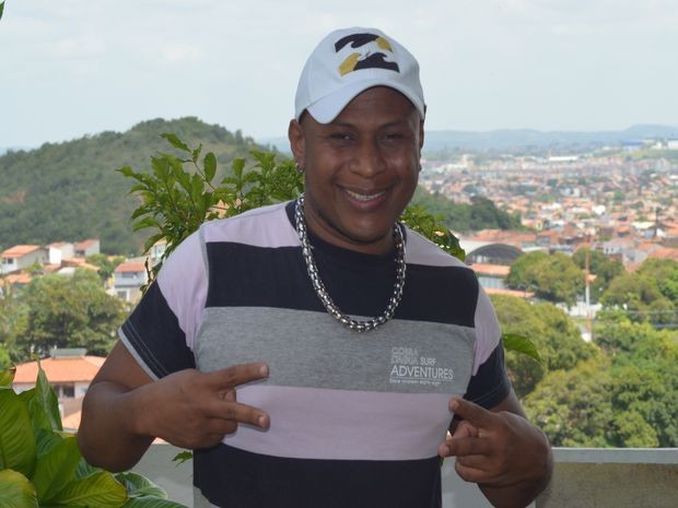 Cantor já está na música há 18 anos (Foto: Marina Fontenele/G1)