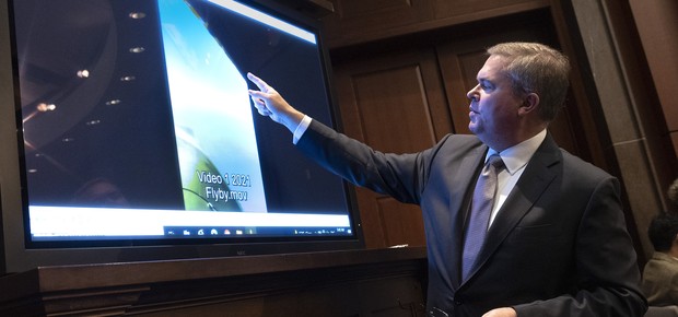 WASHINGTON, DC - MAY 17: U.S. Deputy Director of Naval Intelligence Scott Bray explains a video of an unidentified aerial phenomena, as he testifies before a House Intelligence Committee subcommittee hearing at the U.S. Capitol on May 17, 2022 in Washingt (Foto: Kevin Dietsch/Getty Images)