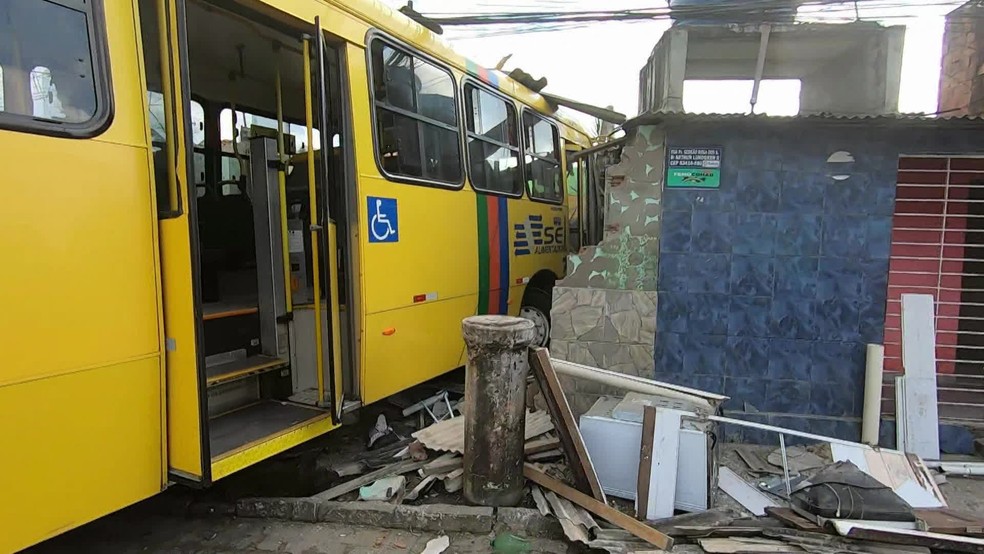 Ônibus colidiu com residência no bairro de Artur Lundgren, em Paulista, no Grande Recife — Foto: Reprodução/TV Globo