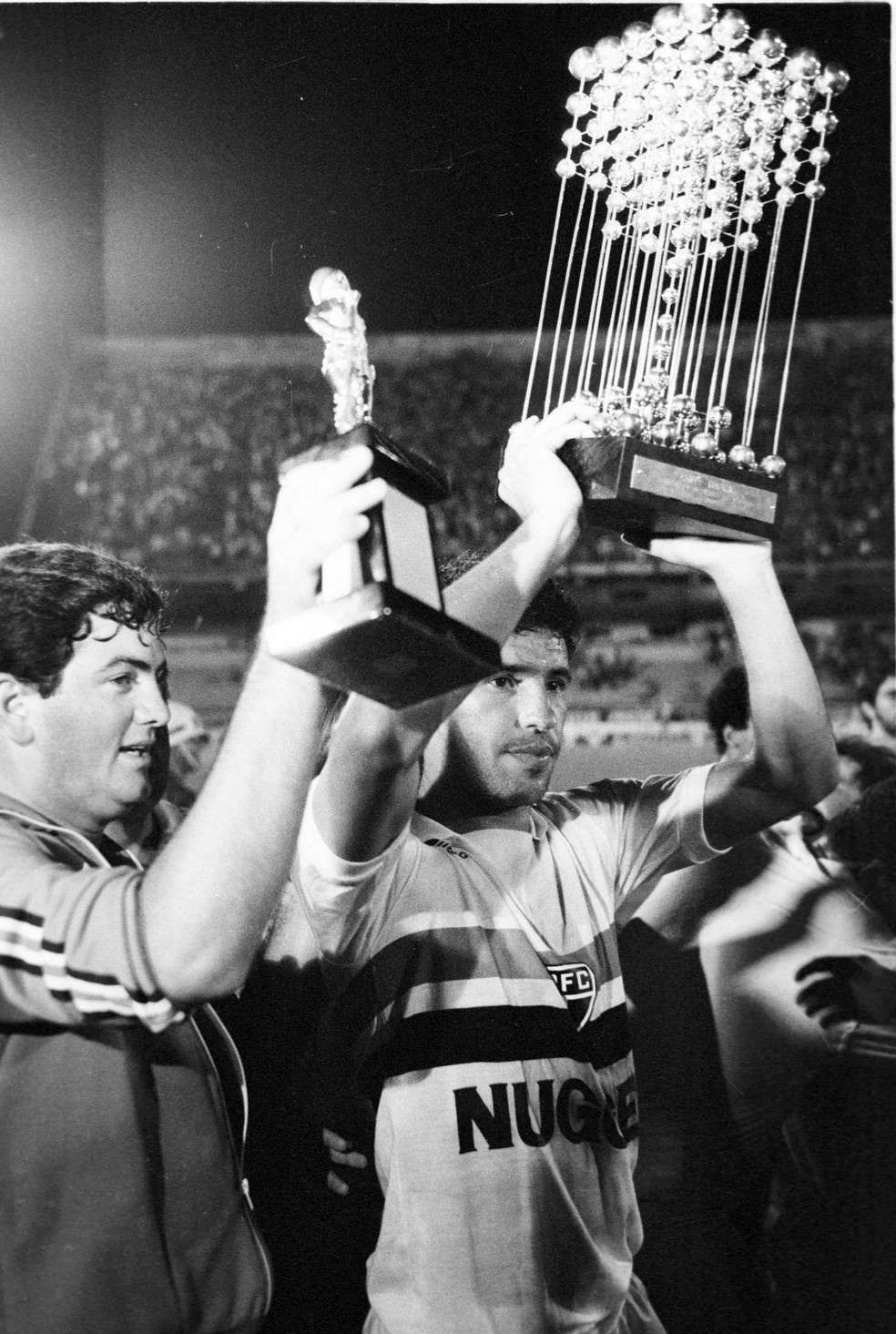 Careca levanta o troféu de campeão brasileiro de 1986 pelo São Paulo — Foto: Rolando de Freitas / Estadão Conteúdo