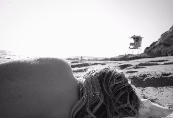 Chloe Grace Moretz fez topless em praia da Califórnia (Foto: Instagram)