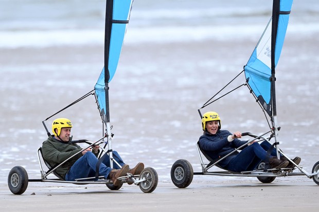 ST ANDREWS, UNITED KINGDOM - MAY 26: (EMBARGOED FOR PUBLICATION IN UK NEWSPAPERS UNTIL 24 HOURS AFTER CREATE DATE AND TIME) Prince William, Duke of Cambridge and Catherine, Duchess of Cambridge take part in a land yachting session on West Sands beach on M (Foto: Getty Images)