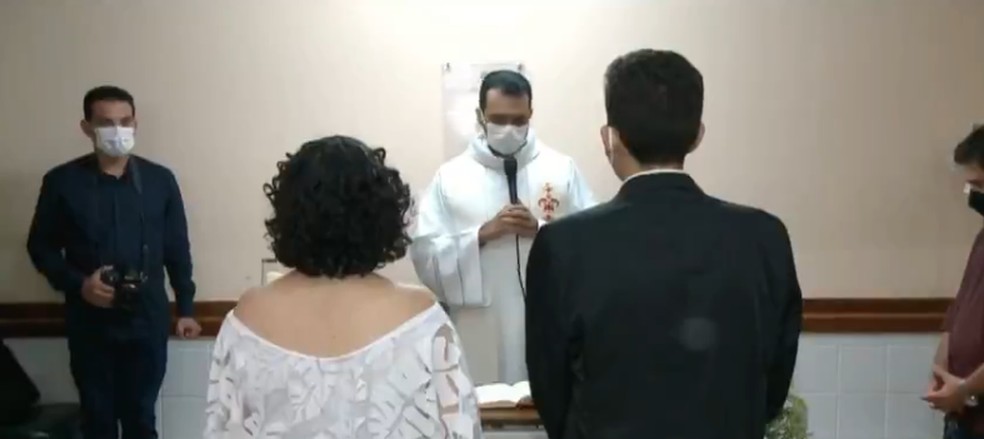 Alexandre e Gisele se casaram no Hospital Universitário — Foto: Reprodução /TV Clube