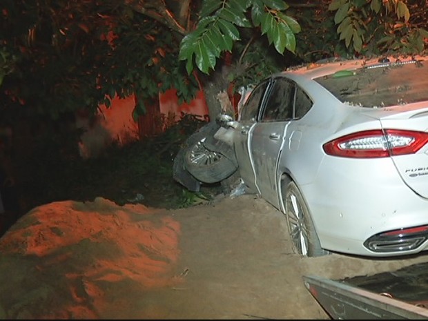 Carro bateu em uma árvore, depois de atropelar as vítimas.  (Foto: reprodução\InterTV dos Vales)