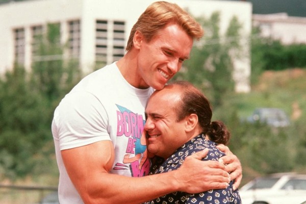 Arnold Schwarzenegger e Danny DeVito trabalharam juntos no filme Irmãos Gêmeos (1988) (Foto: Divulgação)