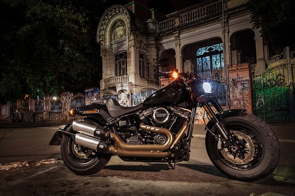 Teste Harley Davidson Fat Bob Devora O Asfalto Com Torque De Hyundai Hb20 Turbo Testes Autoesporte