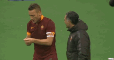 Nem Neymar pensou nessa: Totti comemora gol com selfie (Foto: Reprodução)