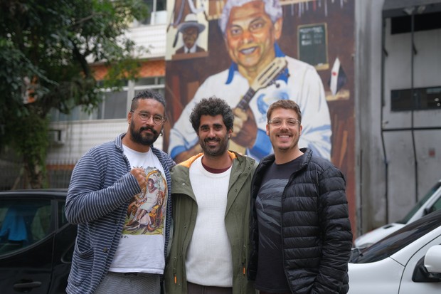 Rajao, Cazé e Fábio Porchat em frente ao muro em homenagem a Paulinho da Viola (Foto: Divulgação/ Bruno Baketa)