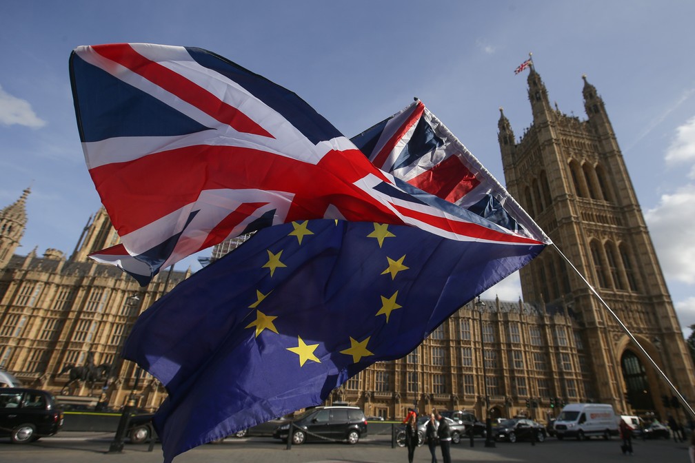 Manifestantes protestam com uma bandeiras do Reino Unido e da União Europeia em frente ao Parlamento em Westminster, no centro de Londres, nesta quinta (12) — Foto: Daniel Leal-Olivas/AFP