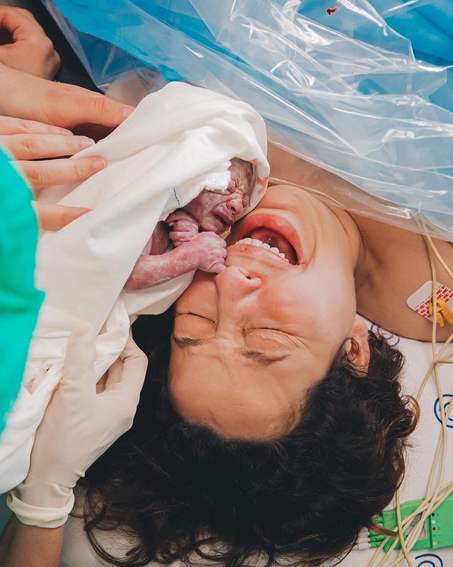 Camila Monteiro com a filha Aurora após o parto (Foto: Reprodução/Instagram)