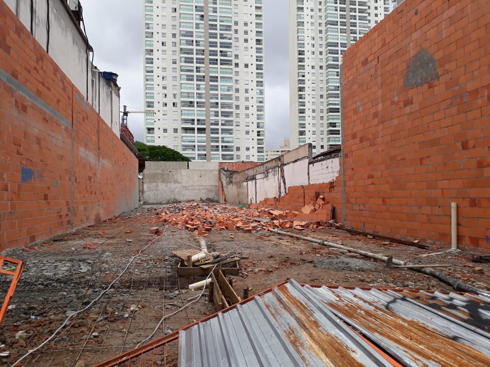 Obra onde o muro desabou e matou dois operÃ¡rios â Foto: DivulgaÃ§Ã£o/Corpo de Bombeiros 