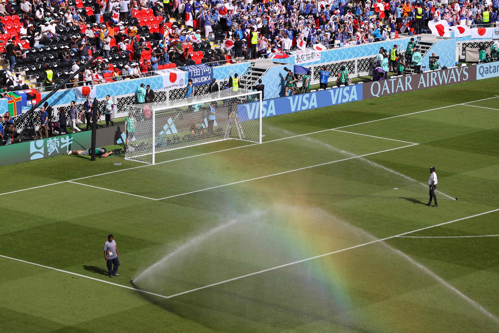 Arco-íris é visto enquanto gramado é irrigado antes do jogo Japão x Costa Rica — Foto: ADRIANO DENNIS/AFP