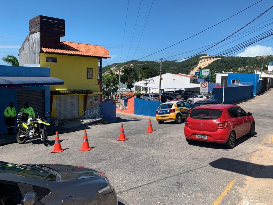 Via de acesso à orla de Ponta Negra é interditada para evitar aglomerações