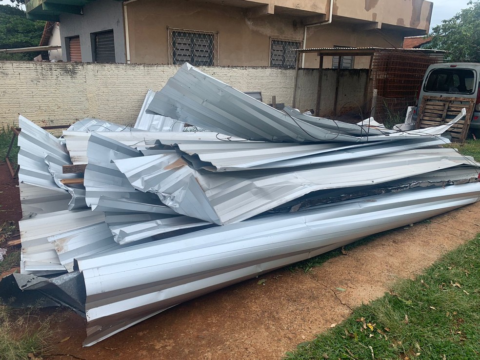 Telhas metálicas de casa em Santa Bárbara d'Oeste caíram após chuva e vento — Foto: Giuliano Tamura/EPTV