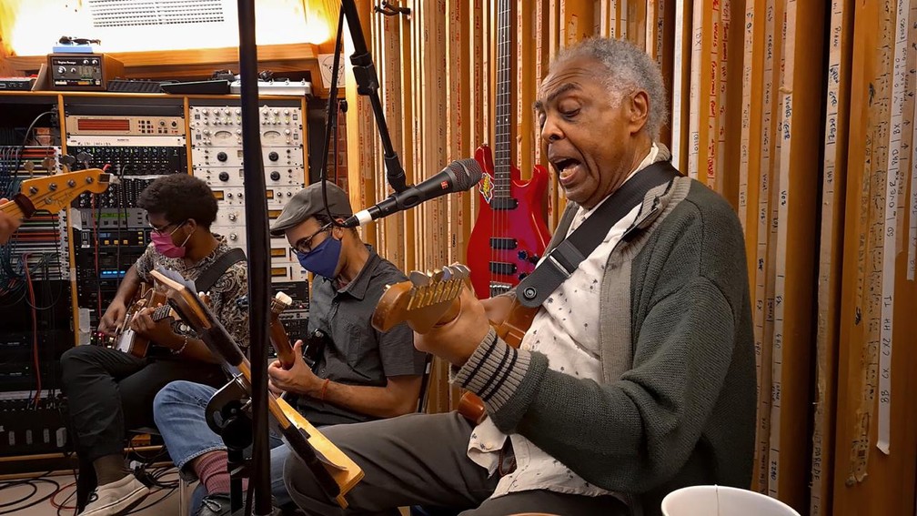 Gilberto Gil grava "Parabolicamará" com o neto João e o filho Bem. Faixa é trilha de abertura de "Amor e Sorte" — Foto: Divulgação