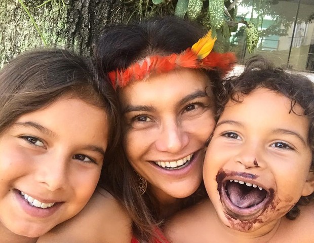 Dira Paes com os filhos Inácio e Martim (Foto: Reprodução/Instagram)