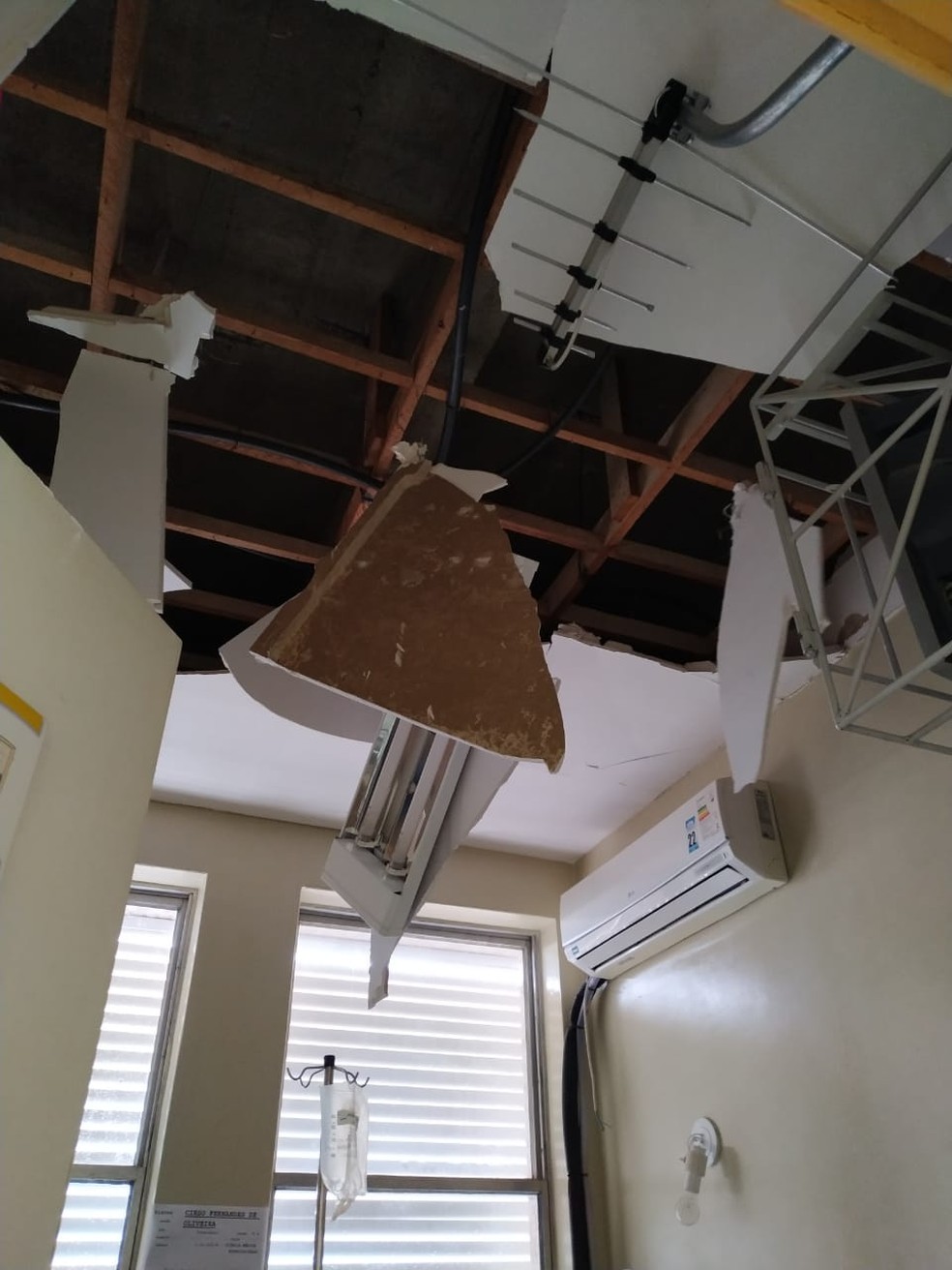 Forro do Hospital das Clínicas caiu durante a chuva em Marília  — Foto: Arquivo pessoal