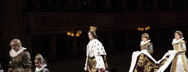 O espetáculo de Alta Moda da Dolce & Gabbana no palco do Teatro