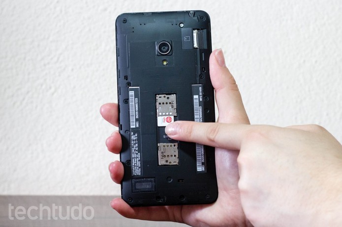 Chip sendo inserido na entrada SIM 1 do Zenfone 5. (Foto: Alessandro Junior/TechTudo)