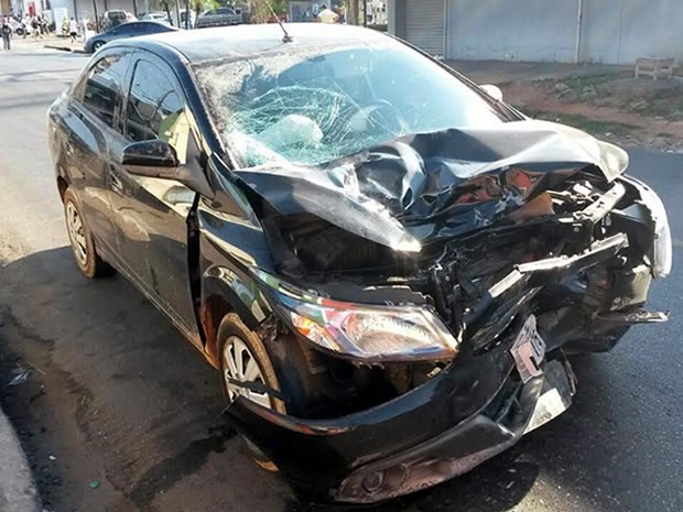 Mulher bate moto em carro e morre em avenida de Cuiabá