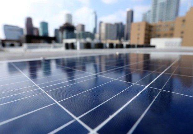 Paineis de energia solar instalados no topo de edifício de apartamentos em Los Angeles, na Califórnia (Foto: Mike Blake/Reuters)