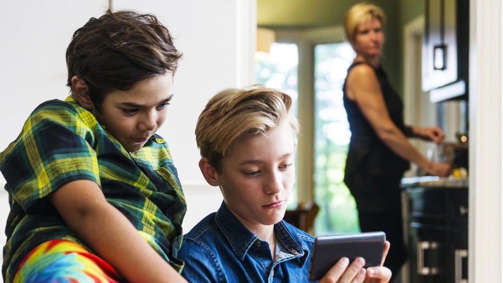Para especialista, adultos precisam ajudar as crianças e adolescentes a fazerem uma reflexão crítica do conteúdo que veem online. (Foto: Getty Images)