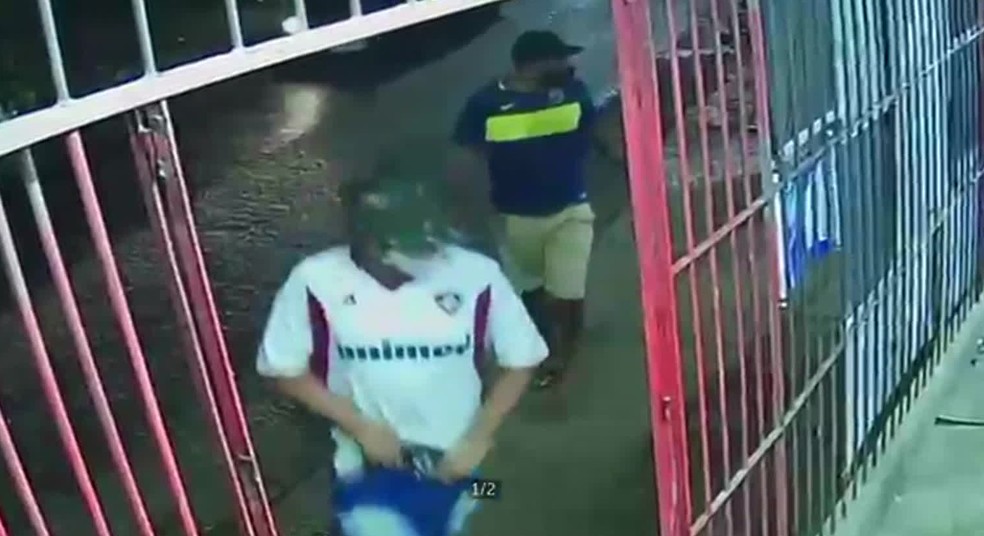 Câmera de segurança de mercadinho no Grande Recife registrou chegada de assaltante na noite da terça-feira (12) — Foto: Reprodução/TV Globo