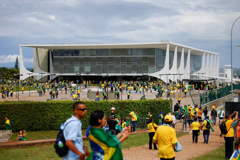 Criminosos se aproximam do Palácio do Planalto durante atos violentos em Brasília — Foto: Adriano Machado/Reuters