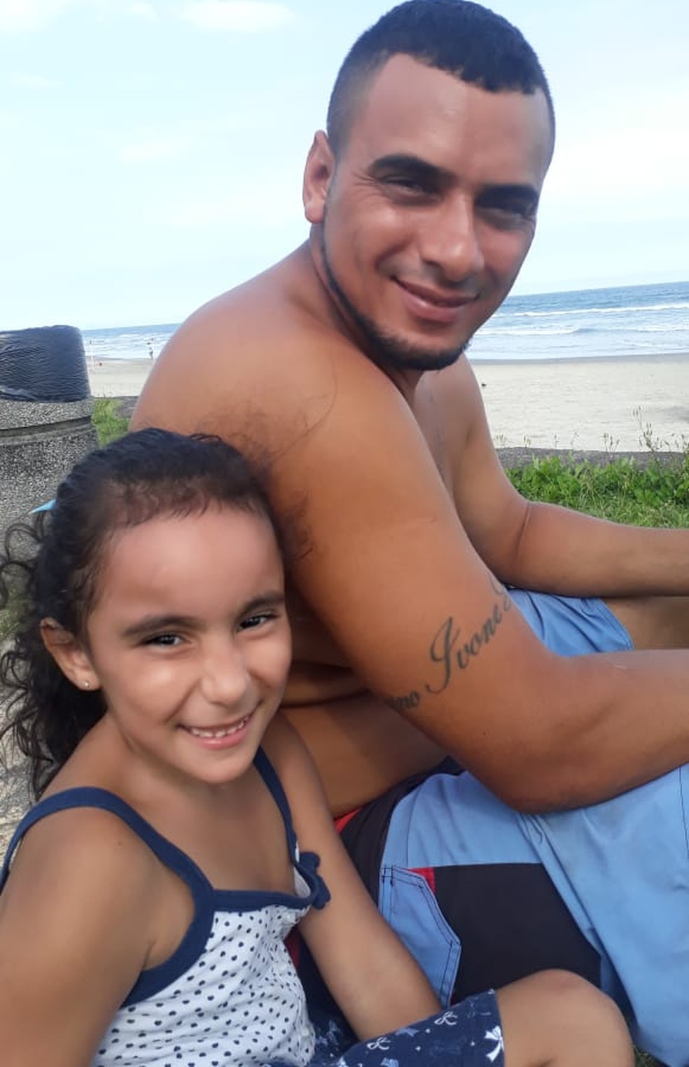 Pai e filha que foram arrastados por onda de forte ressaca em Mongaguá não se feriram. — Foto: Arquivo pessoal/Herwenton Camargo