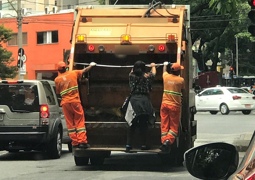 Mulher pega carona em caminhÃ£o de recolhimento de lixo em Belo Horizonte â€” Foto: Michael Warshaw/Arquivo pessoal