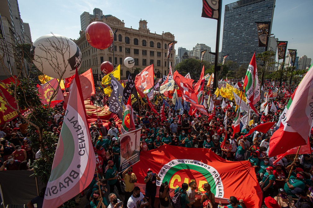 Manifestantes protestam contra o governo Jair Bolsonaro (sem partido) no Vale do Anhangabaú, na região central de São Paulo, na tarde desta terça- feira, 7 de setembro de 2021 — Foto: Taba Benedicto/Estadão Conteúdo