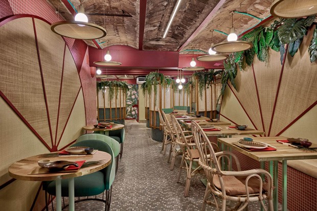 Restaurante japonês em Valência tem decoração inspirada no tropicalismo brasileiro (Foto: Divulgação)
