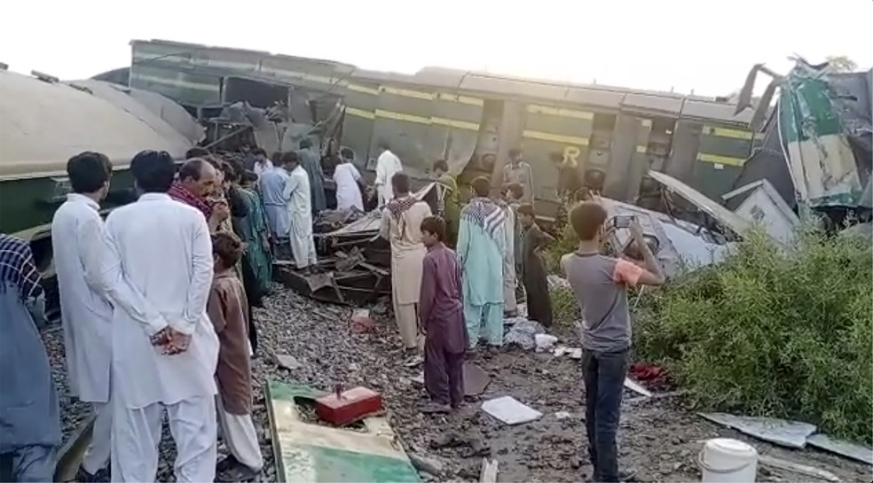 Local da colisão entre dois trens em Ghotki, no Paquistão, nesta segunda-feira (7) — Foto: AP Photo