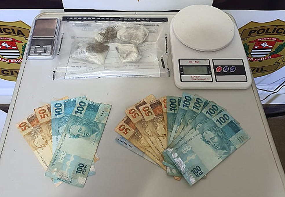 Drogas e dinheiro apreendidos pelos policiais da DISE &mdash; Foto: Pol&iacute;cia Civil/Divulga&ccedil;&atilde;o