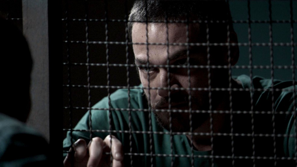 Em 'A Força do Querer', Rubinho (Emilio Dantas) assume para Bibi (Juliana Paes) que é traficante de drogas — Foto: Globo