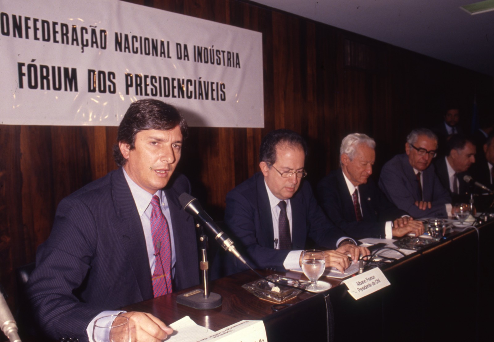 Fernando Collor de Mello, candidato à Presidência da República, durante encontro na Confederação Nacional de Indústrias, em 1989. — Foto: Cesar Loureiro / Agência O Globo
