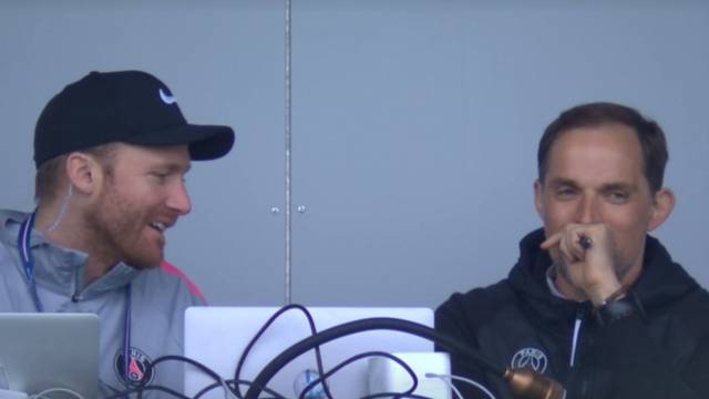Thomas Tuchel assiste à partida da tribuna de imprensa do estádio em Nantes