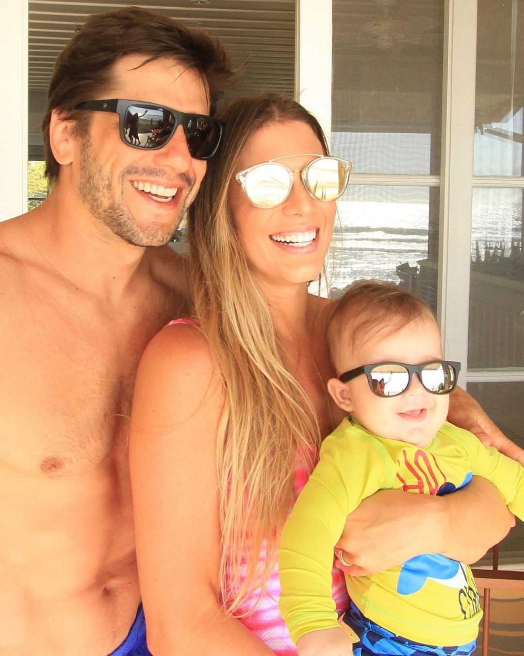 Bia Feres comemora seis meses do filho, Isaac, com cliques em família (Foto: Reprodução / Instagram)