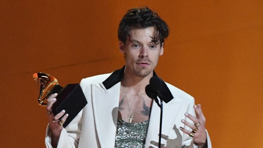 Entenda por que discurso de Harry Styles no Grammy gerou polêmica; cantor é acusado por 'queerbating'