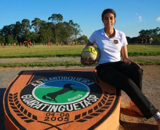 Nilmara Alves sentada no símbolo do Manthiqueira (Foto: Divulgação)