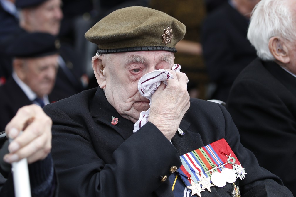 Veterano da Segunda Guerra Mundial enxuga os olhos durante as celebrações do Dia D em Portsmouth, na Inglaterra, nesta quarta-feira (5). — Foto: Alex Brandon/AP